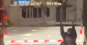 nghi chong ngoai tinh vo bam vao xe tai di danh ghen 2467