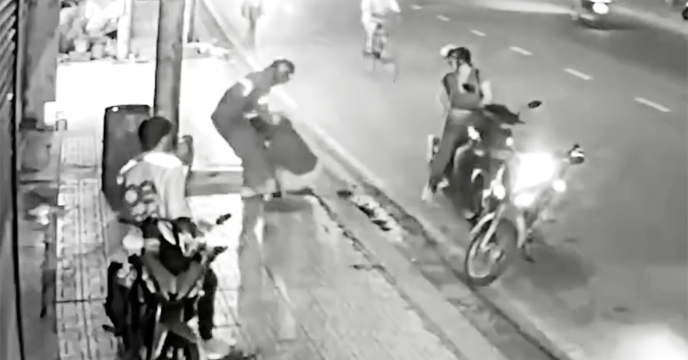 nghi ghen tuong tai xe xe cong nghe chan danh nguoi giua pho o tphcm 1726