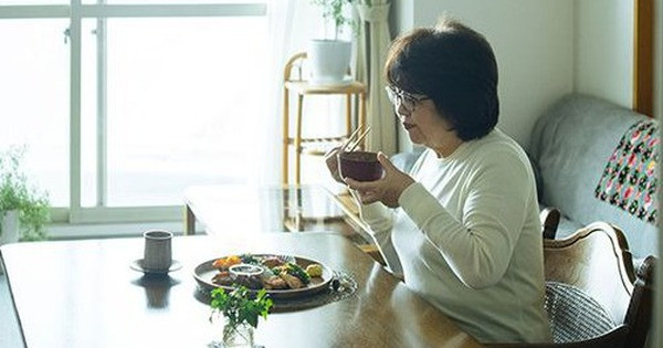 Nghi Huu Di Trong Chau Me Chong Luong Huu 20 Trieu Van Ngam Dang Nuot Cay Vi Con Dau D1D2381E0D614D1