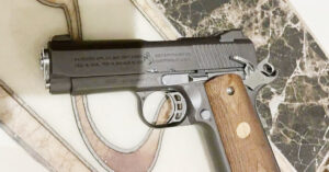 nghi no sung trong khach san nhom nguoi bo lai hon 100 trieu dong roi thao chay 806