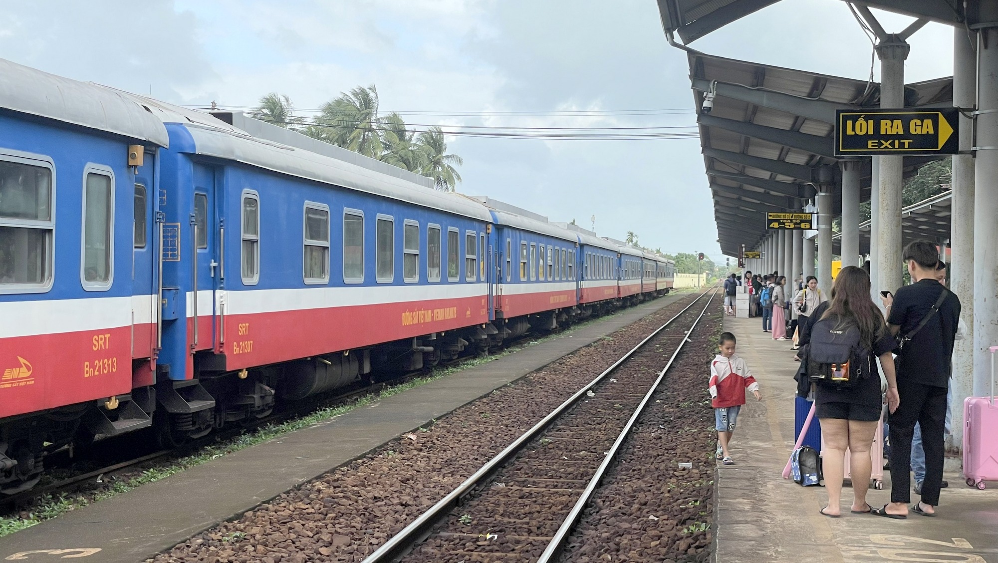 ngoai tau bac nam duong sat tang cuong tau den cac diem du lich 1