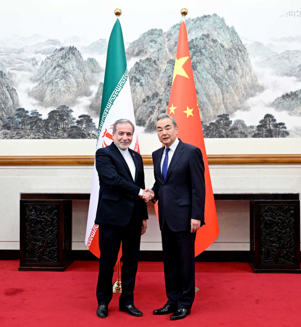 ngoai truong trung quoc vuong nghi tiep ngoai truong iran abbas araghchi. anh bo ngoai giao trung qu