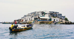 ngoi lang nho hon san bong da gan 1 558