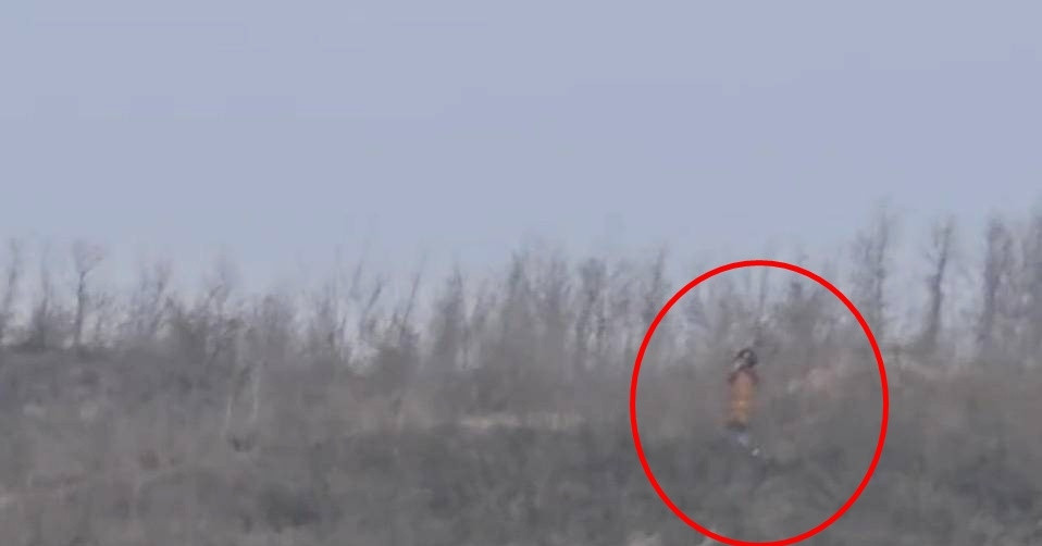 ngoi trong may bay co gai lang nguoi thay me dung tren nui tien minh 1875