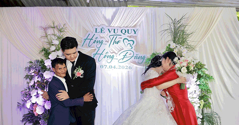 nguoi cha phu tho dap xe di moi cuoi con gai cau chuyen phia sau gay xuc dong 2725