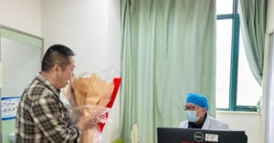 nguoi cha vuot duong xa tim lai bac si cuu con gai 30 nam truoc de tra on 2692