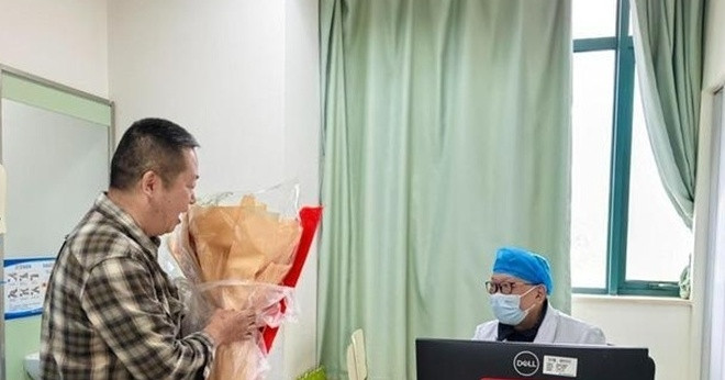 nguoi cha vuot duong xa tim lai bac si cuu con gai 30 nam truoc de tra on 2692