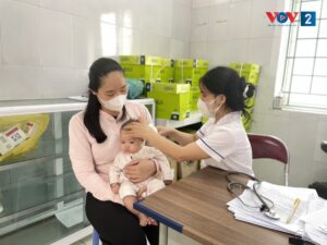 nguoi dan den kham tai tram y te phuong phuc yen