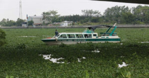 nguoi dan ong di xe may den cau bat ngo nhay xuong khong ai kip ngan 2068