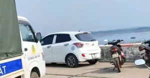 nguoi dan ong do o to tren bo roi bat ngo nhay xuong ho 1319