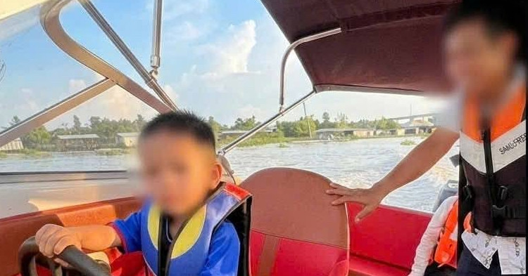 nguoi dan ong giao ca no cho con trai 4 tuoi lai canh sat vao cuoc phat hien nhieu sai pham 1026