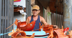 nguoi dan ong lam ghe xuong ti hon suot 10 nam ben le duong ke chuyen xuc dong 204