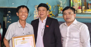 Người đàn ông lao xuống biển cứu 2 cháu bé bị đuối nước ở Đà Nẵng 2 nguoi dan ong lao xuong bien cuu 2 chau be bi duoi nuoc o da nang 1954