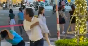 Nguoi Dan Ong Mac So Mi Trang Danh Toi Tap Tai Xe O To Sau Va Cham Giao Thong 239