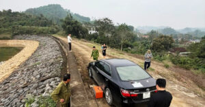 Nguoi Dan Ong Ninh Binh De O To Cung To Giay Tuyet Menh Tren Bo Ho 1301