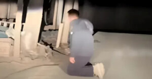 nguoi dan ong quy lay truoc cua nha an nhan dip nam moi 575