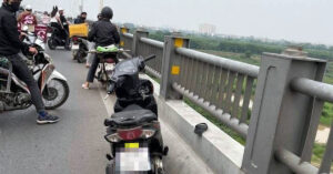 nguoi dan ong roi tu cau vinh tuy tu vong chia khoa xe may van cam trong o 1986