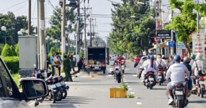 nguoi dan ong tu vong sau va cham voi xe tai cho rau o tphcm 1050