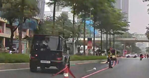 nguoi di bo tu vong sau va cham voi o to mercedes g63 o ha noi 321