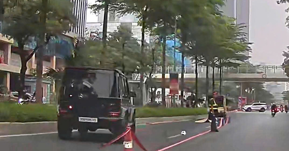 nguoi di bo tu vong sau va cham voi o to mercedes g63 o ha noi 321