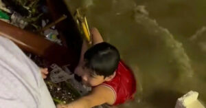 Nguoi Me Len Tieng Sau Khi Con Trai Duoc Cuu Giua Dong Song Han Chay Xiet 979