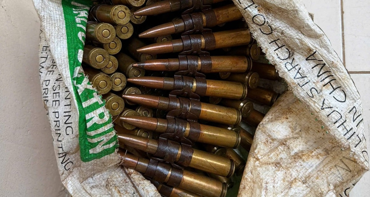 nguoi phu nu den cong an giao nop vat nghi la bang dan 99 vien 374