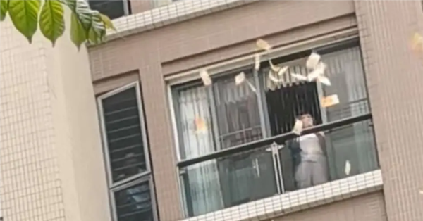 nguoi phu nu lien tuc nem tien xuong dat nhieu nguoi tranh nhau nhat 833