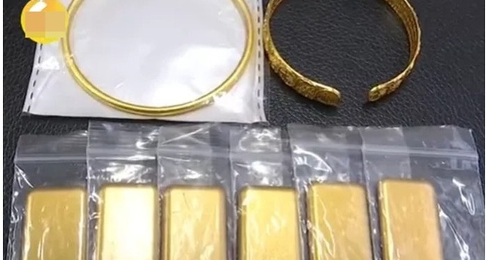 Nguoi Phu Nu Nga Quy Khi Bo Quen Tui Vang Tri Gia Hon 1 Ty Dong Tren Xe Buyt 2040