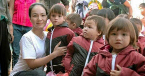 Nguoi Phu Nu Nho Be O Da Nang Mang Hoi Am Nguoi Dung Den Tung Mai Nha Ngheo 829