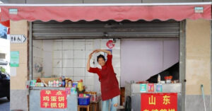 nguoi phu nu u60 nhay mua truoc quay hang 10m2 gay sot mang xa hoi 2272