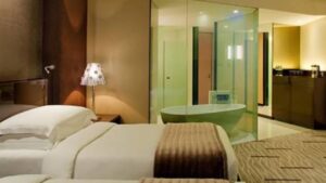 nguoi thong minh luon bat den nha ve sinh khi ngu qua dem o khach san bi mat suc khoe it ai biet 142