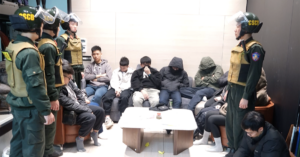 nguoi tre co hoc van cao cung sa chan vao he thong xoi lac tv 774