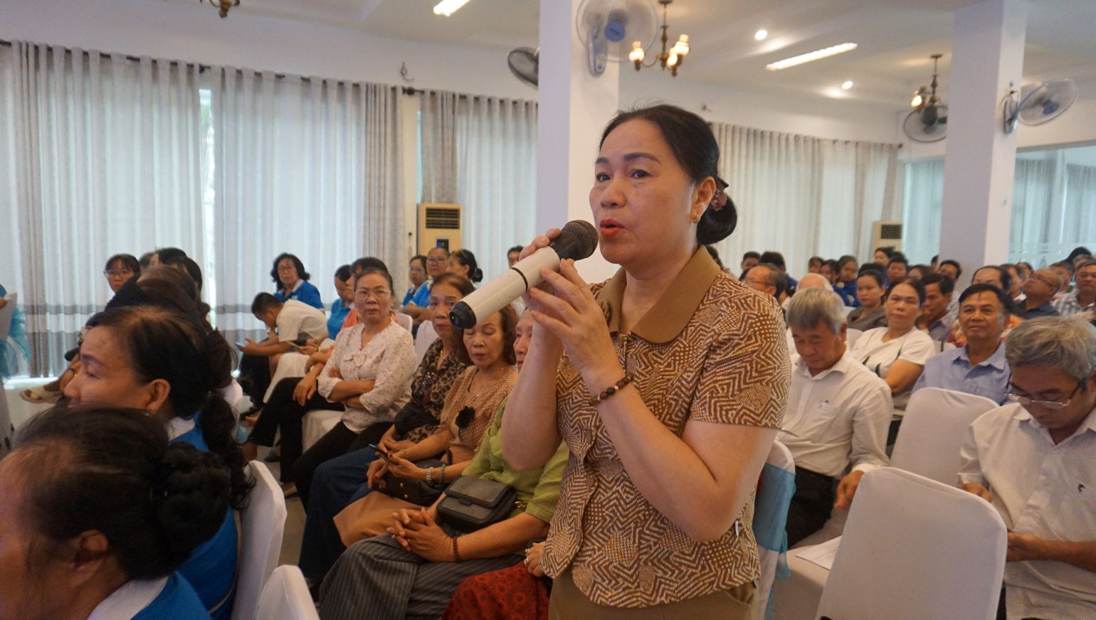 nguoi dan kien nghi