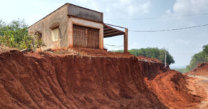 nha cheo leo tren vach dat do ha cot nen duong ho tro moi ho 36 trieu dong 625