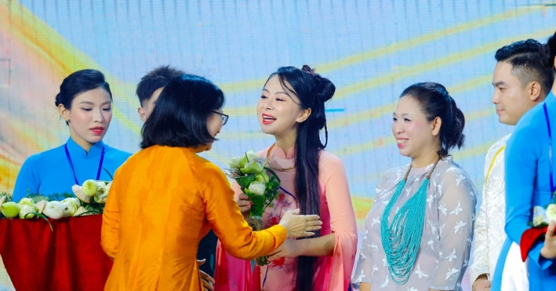 Nha Thiet Ke Nguoi Tay Mang To Sen Dat Do Bac Nhat Den Le Hoi Ao Dai 573