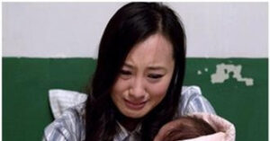 nhan tinh cua chong qua doi ngay sau khi sinh con nguoi vo tim den be dua be roi noi mot cau khien c