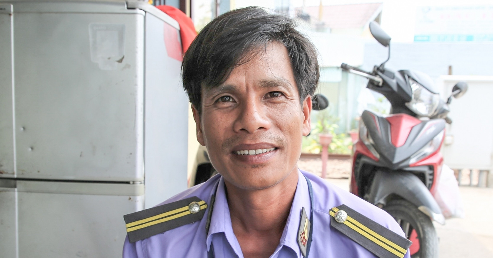 nhan vien duong sat noi ly do da nguoi dan ong tong gay gac chan khi tau sap toi 343