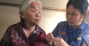 Nhặt Được Dây Chuyền Vàng Trên Tàu, Nữ Tiếp Viên Có Hành Động Bất Ngờ Nhat Duoc Day Chuyen Vang Tren Tau Nu Tiep Vien Co Hanh Dong Bat Ngo 1357