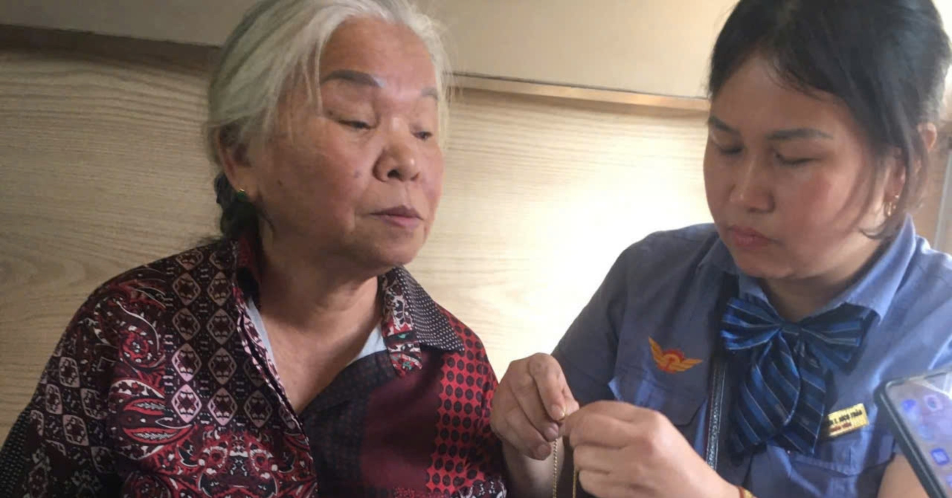 nhat duoc day chuyen vang tren tau nu tiep vien co hanh dong bat ngo 1357