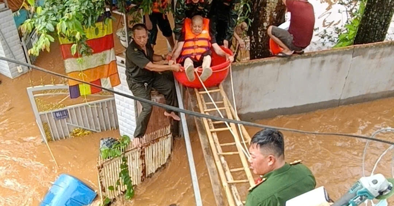 nhieu khu dan cu o dong nai ngap ca met cu ba duoc cuu kip thoi giua bien nuoc 1553