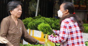 Nhieu Nguoi O Tphcm Tim Mua Loai La Dac Biet De Xa Xui Don May Man Dip Tet 1065