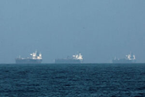 nhieu tau hang van phai cho doi do khong di qua duoc em bien hormuz. anh reuters