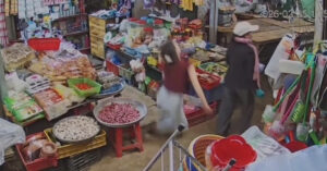 Nhìn vào điện thoại người lạ, nữ chủ tiệm tạp hóa bất ngờ ngất xỉu 1 nhin vao dien thoai nguoi la nu chu tiem tap hoa bat ngo ngat xiu 1035