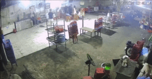 nhom nguoi hanh hung nam thanh nien nao loan ca quan an 1402