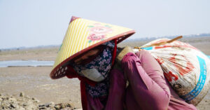 nhung nguoi phu nu cong oc duoi cai nang gan 40 do c o ven bien ha tinh 480