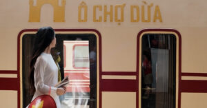 Nhung Toa Tau Cho Ca Ky Uc Va Van Hoa Ha Noi Qua 5 Cua O Dip Tet 1553