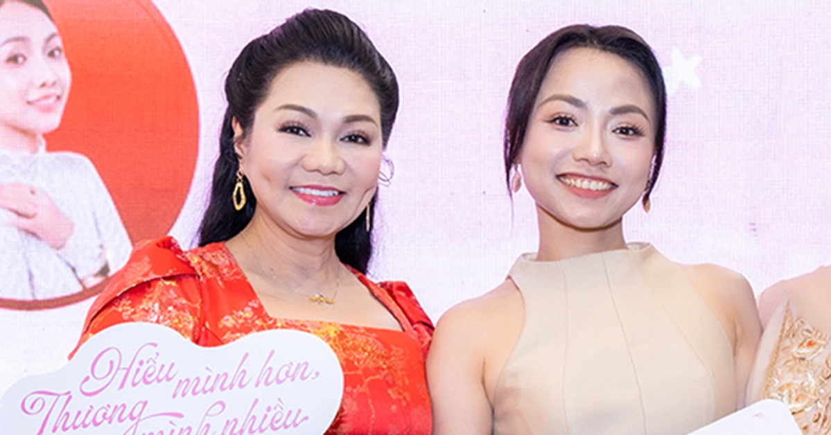 Nsut Ngoc Huyen Xuc Dong Vi Quyen Sach Cua Nu Dao Dien 9X 814