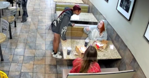 nu ca si 26 tuoi bi fan tan cong tat thang vao mat trong quan an 418