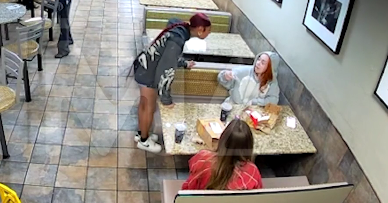 nu ca si 26 tuoi bi fan tan cong tat thang vao mat trong quan an 418