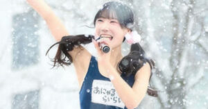 Nu Ca Si 29 Tuoi Gay Soc Khi Mac Do Boi Bieu Dien Duoi Tuyet 1710